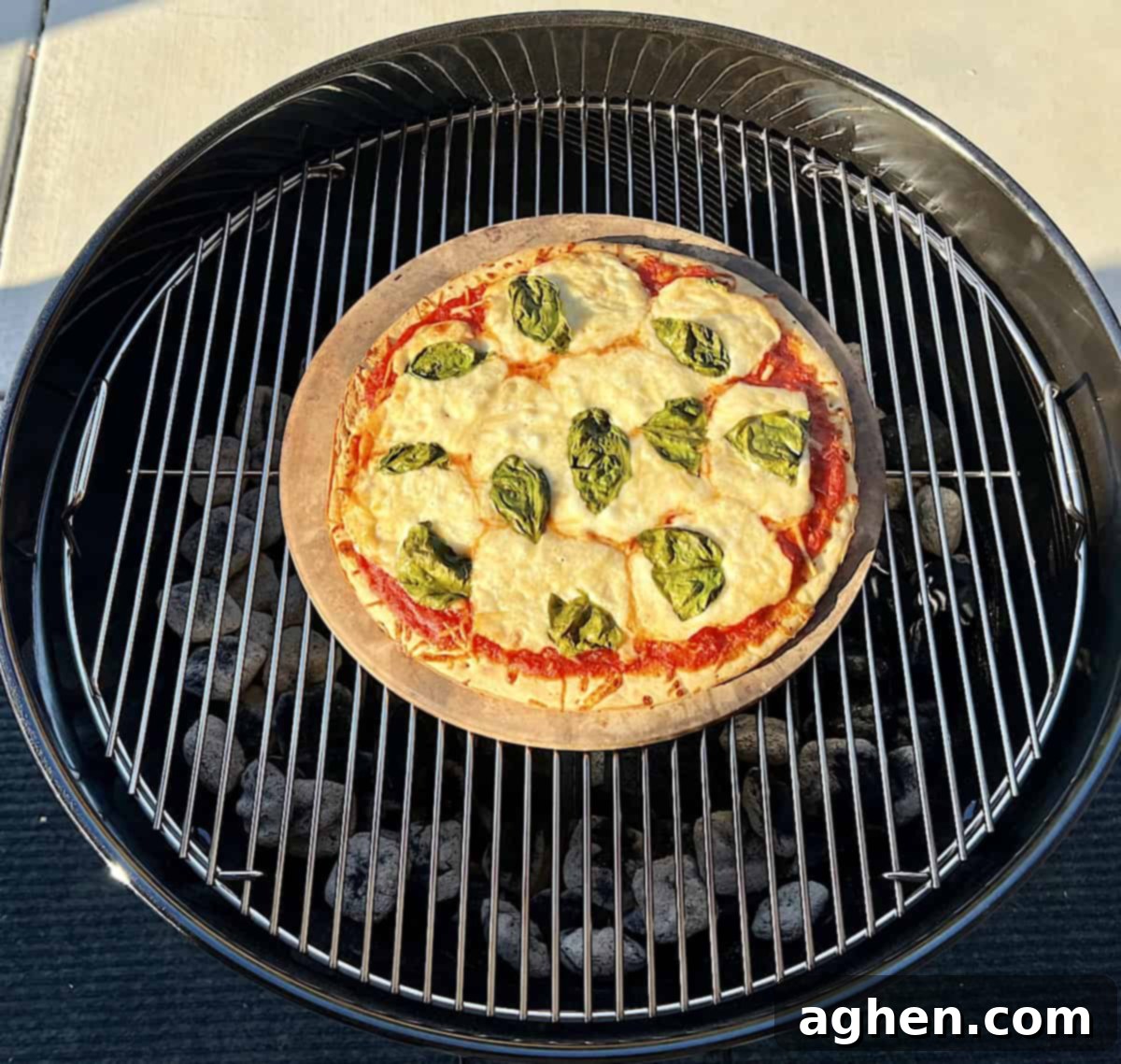 Weber Izgarasında 5 Adımda Mükemmel Pizza Tarifi 12 grilled pizza on weber kettle