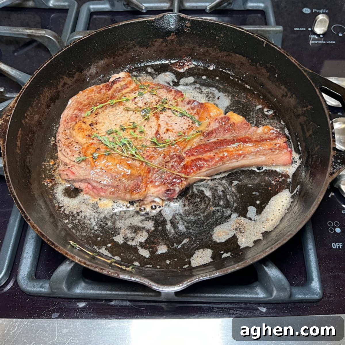 Mükemmel Biftek: Döküm Tavada Pişirmenin Püf Noktaları 11 A perfectly seared ribeye steak resting in a cast iron skillet with melted butter and herbs.