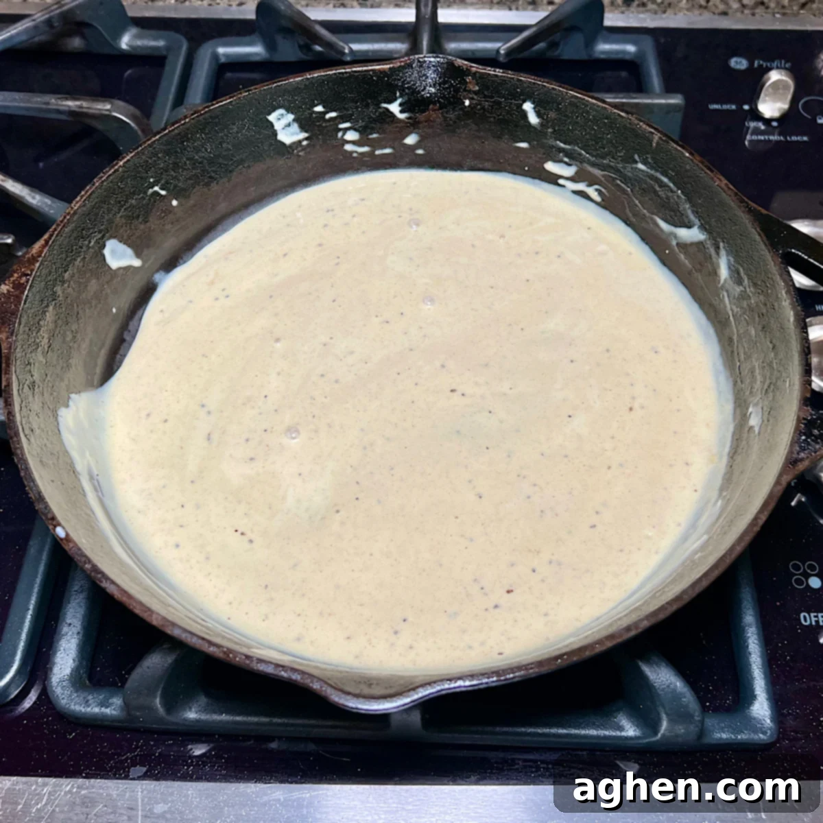 Mükemmel Biftek: Döküm Tavada Pişirmenin Püf Noktaları 13 Creamy mustard sauce simmering in a cast iron skillet.