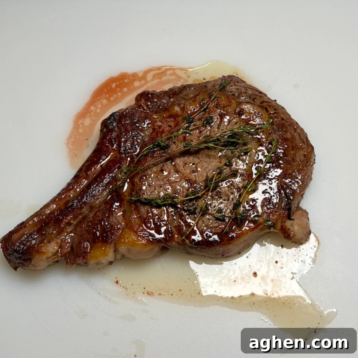 Mükemmel Biftek: Döküm Tavada Pişirmenin Püf Noktaları 15 A perfectly seared ribeye steak, golden brown and juicy.
