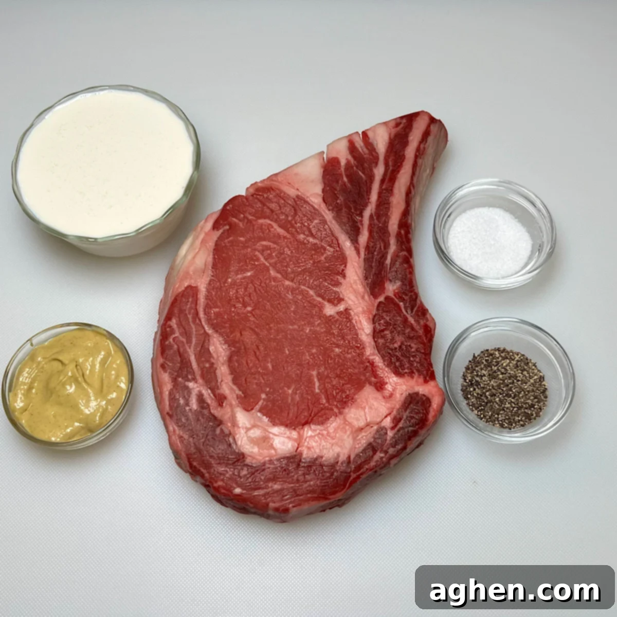 Mükemmel Biftek: Döküm Tavada Pişirmenin Püf Noktaları 4 Ingredients for a mustard cream sauce: heavy cream, Dijon mustard, salt, and pepper.