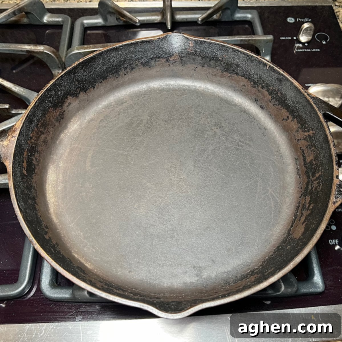 Mükemmel Biftek: Döküm Tavada Pişirmenin Püf Noktaları 5 A clean, non-coated cast iron skillet on a stovetop burner.