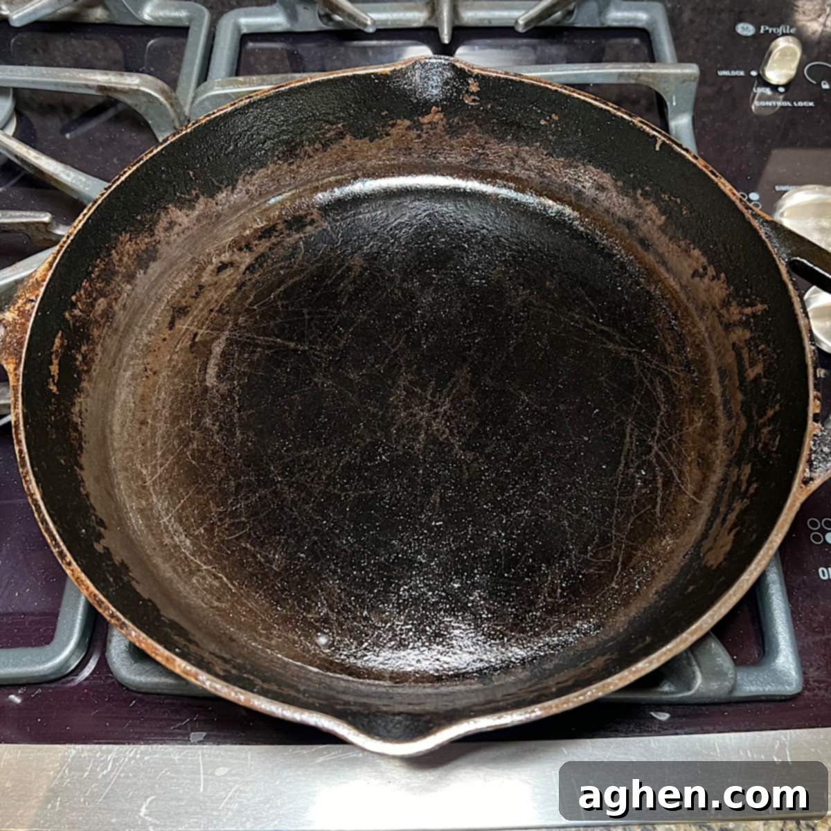 Mükemmel Biftek: Döküm Tavada Pişirmenin Püf Noktaları 6 A cast iron skillet coated with a thin layer of olive oil.