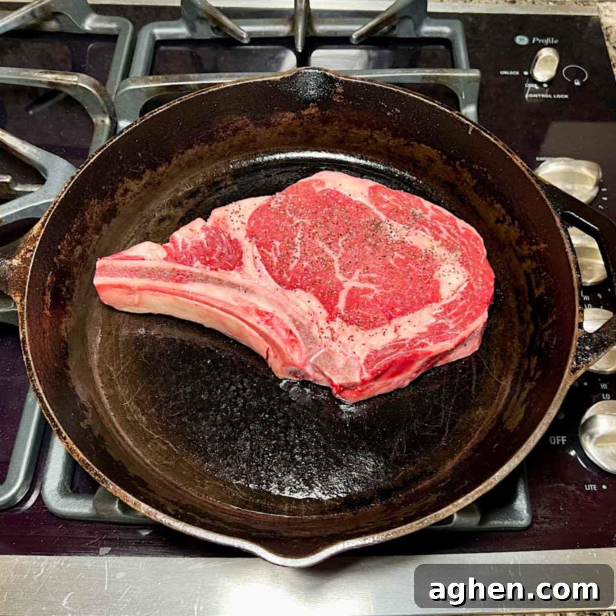 Mükemmel Biftek: Döküm Tavada Pişirmenin Püf Noktaları 8 A raw ribeye steak placed in a smoking hot cast iron skillet.