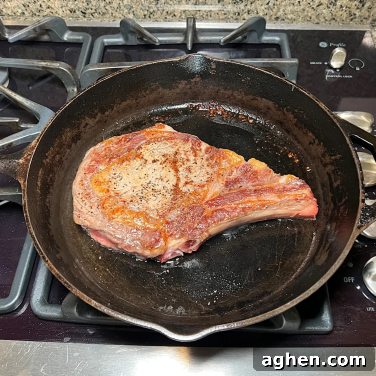 Mükemmel Biftek: Döküm Tavada Pişirmenin Püf Noktaları 9 A ribeye steak searing in a cast iron skillet, developing a brown crust.