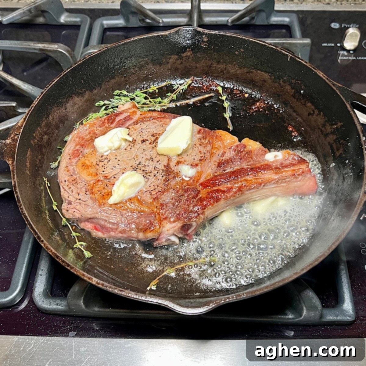 Mükemmel Biftek: Döküm Tavada Pişirmenin Püf Noktaları 10 A ribeye steak being basted with melted butter and thyme in a cast iron skillet.