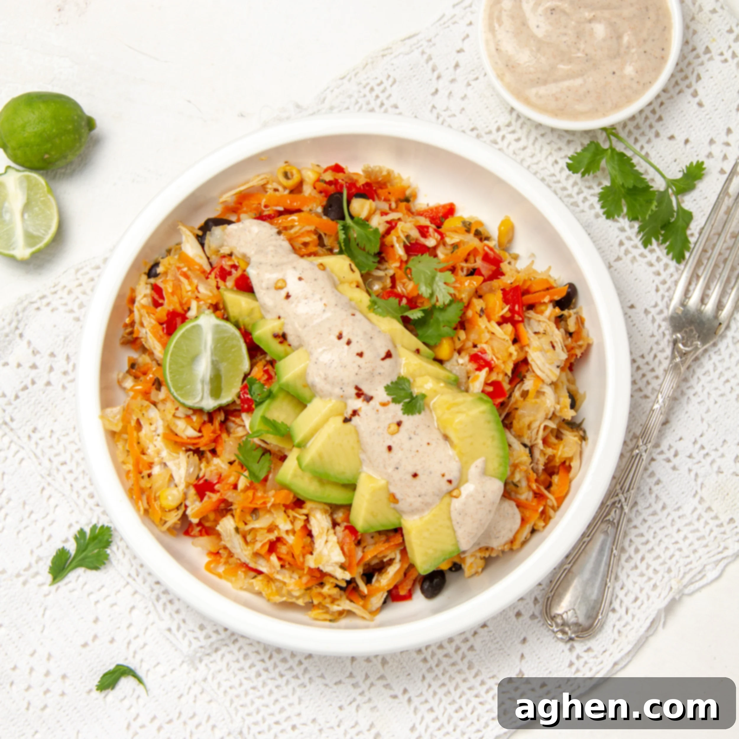 Diyet Dostu Güneybatı Egg Roll Kasesi 2 Southwest Egg Roll in a Bowl topped with fresh avocado and a creamy dressing.