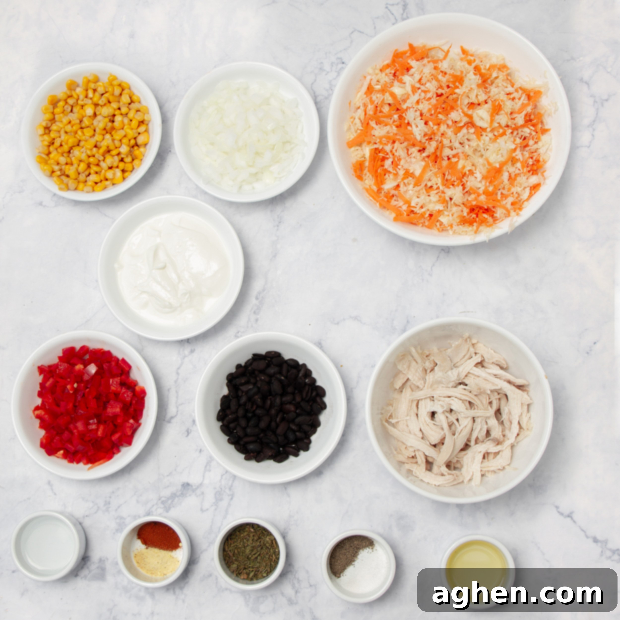 Diyet Dostu Güneybatı Egg Roll Kasesi 3 Ingredients for Southwest Egg Roll in a Bowl in separate dishes. A vibrant collection of fresh produce, shredded chicken, and pantry staples.