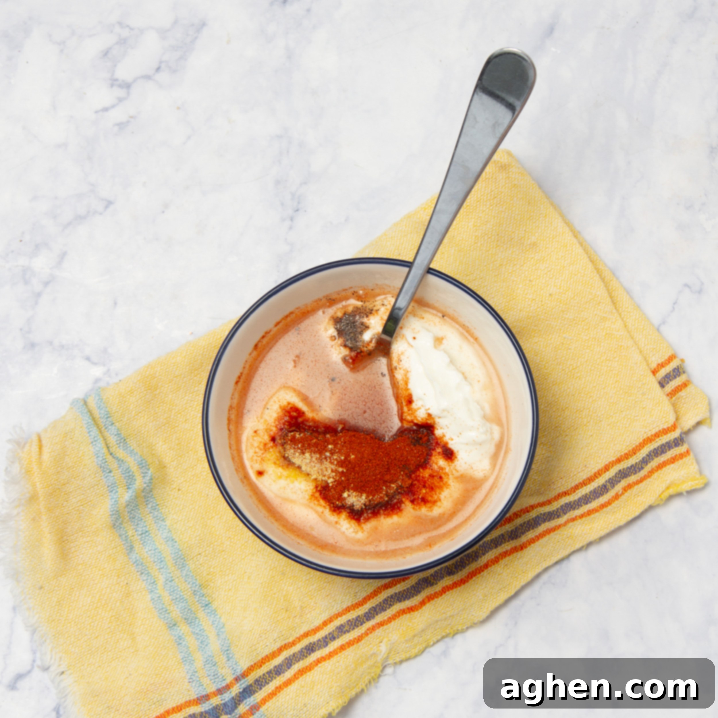 Diyet Dostu Güneybatı Egg Roll Kasesi 4 Mixing the creamy chipotle ranch dressing in a small bowl. The whisk is in motion, creating a smooth consistency.