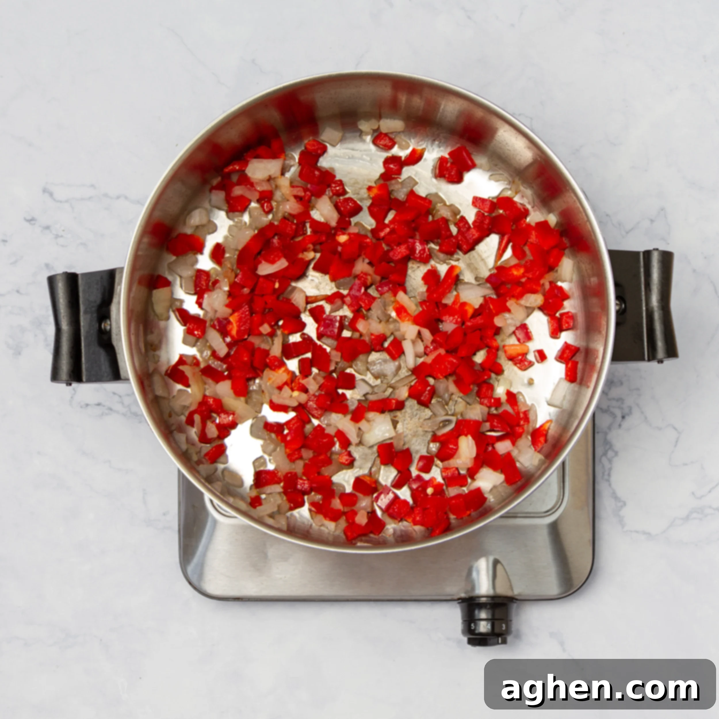 Diyet Dostu Güneybatı Egg Roll Kasesi 5 Aromatics, diced onions and bell peppers, cooking in a hot pan with olive oil, starting to caramelize.