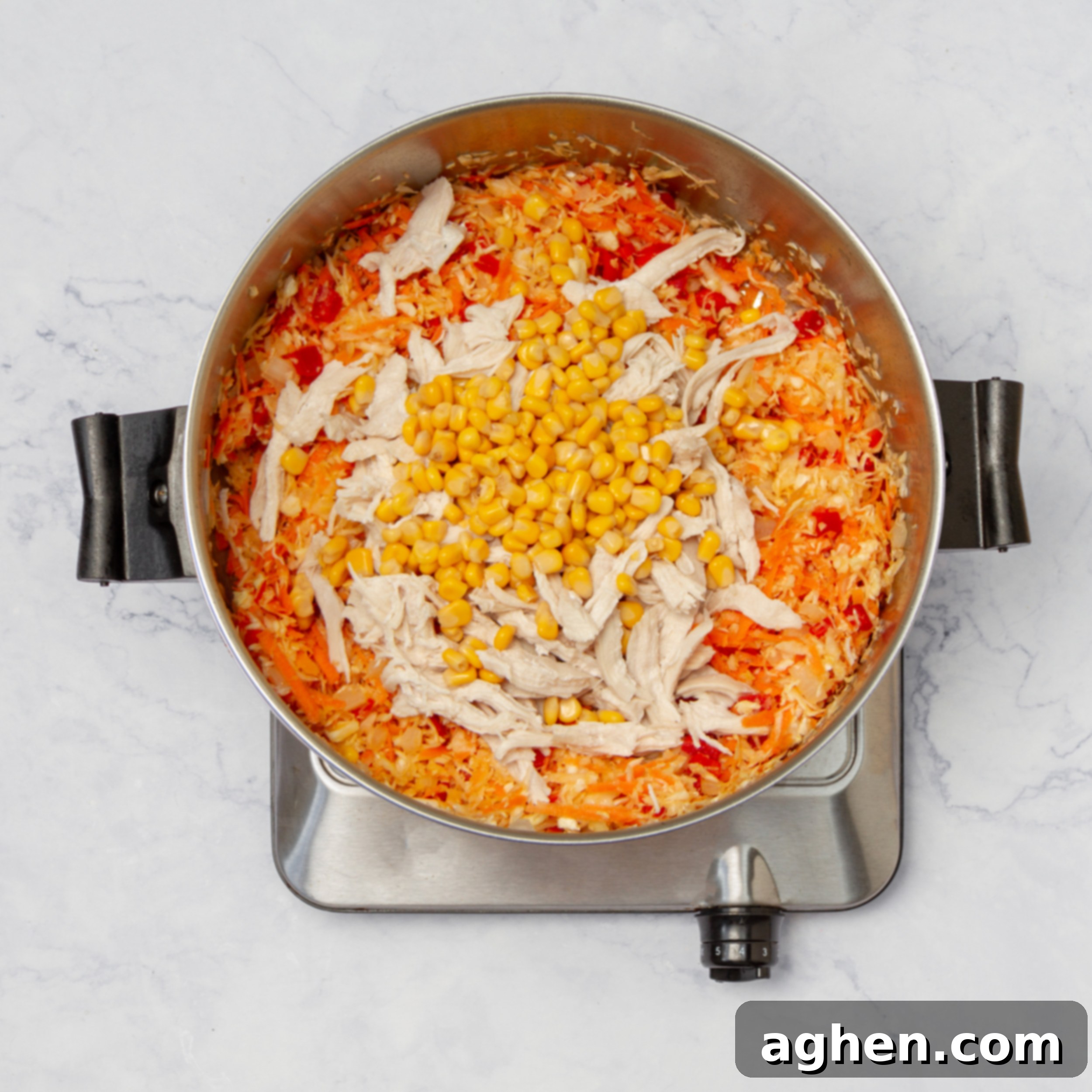 Diyet Dostu Güneybatı Egg Roll Kasesi 6 Shredded chicken, sweet corn, black beans, and coleslaw mix added to the sautéed onions and bell peppers in a large pan.