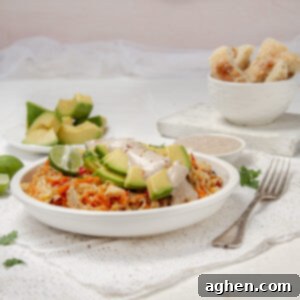 Diyet Dostu Güneybatı Egg Roll Kasesi 8 Southwest Egg Roll in a Bowl topped with fresh avocado and a creamy dressing.
